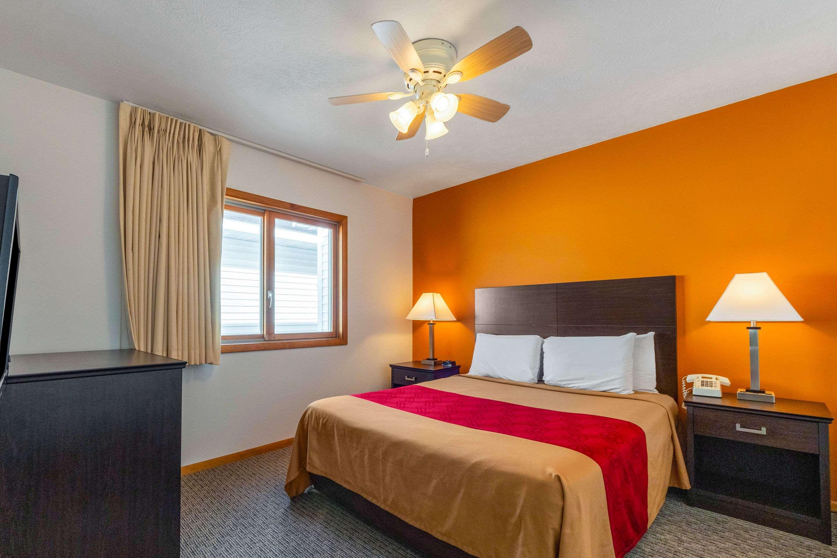 Econo Lodge Lakeshore Manistique Eksteriør billede