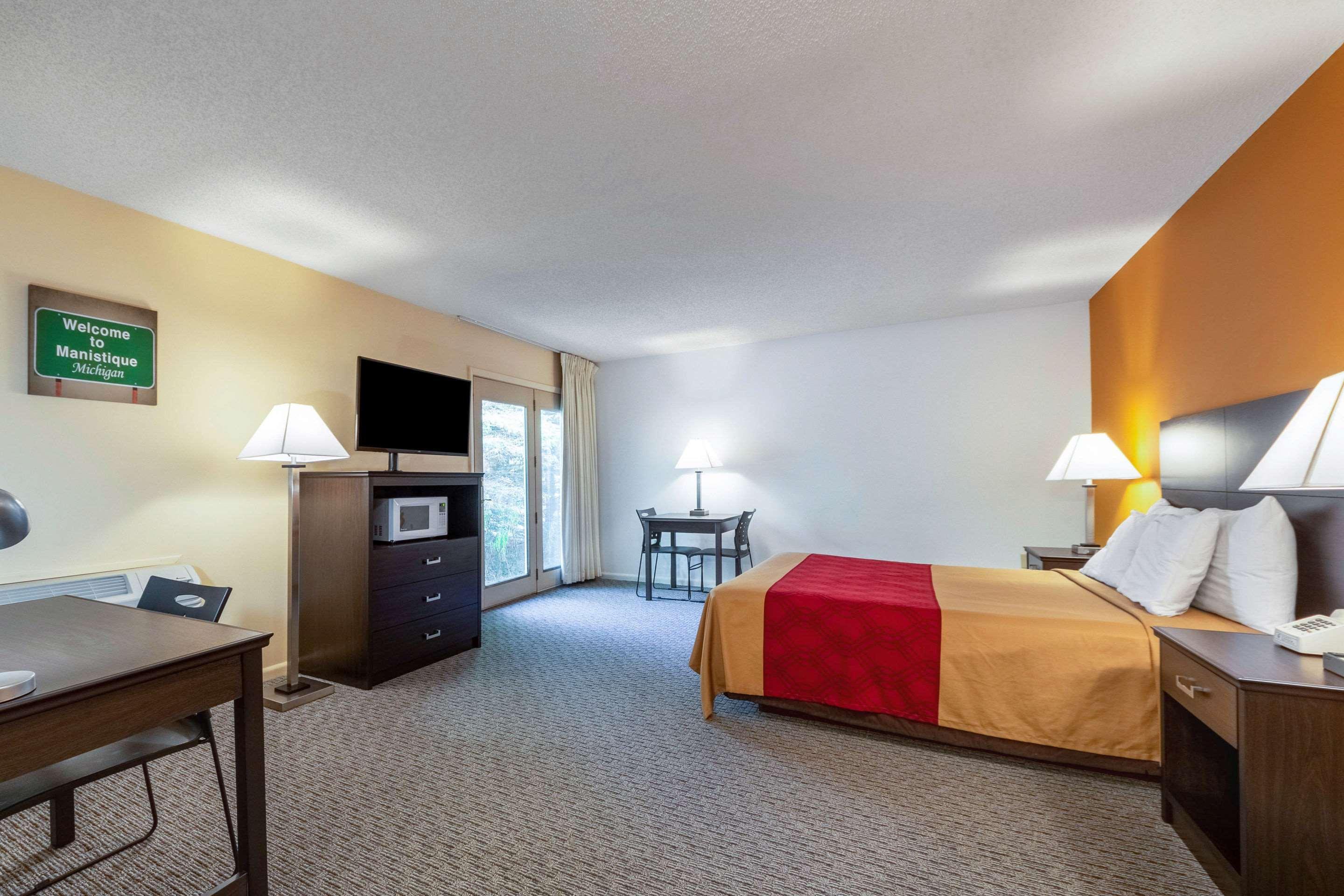 Econo Lodge Lakeshore Manistique Eksteriør billede