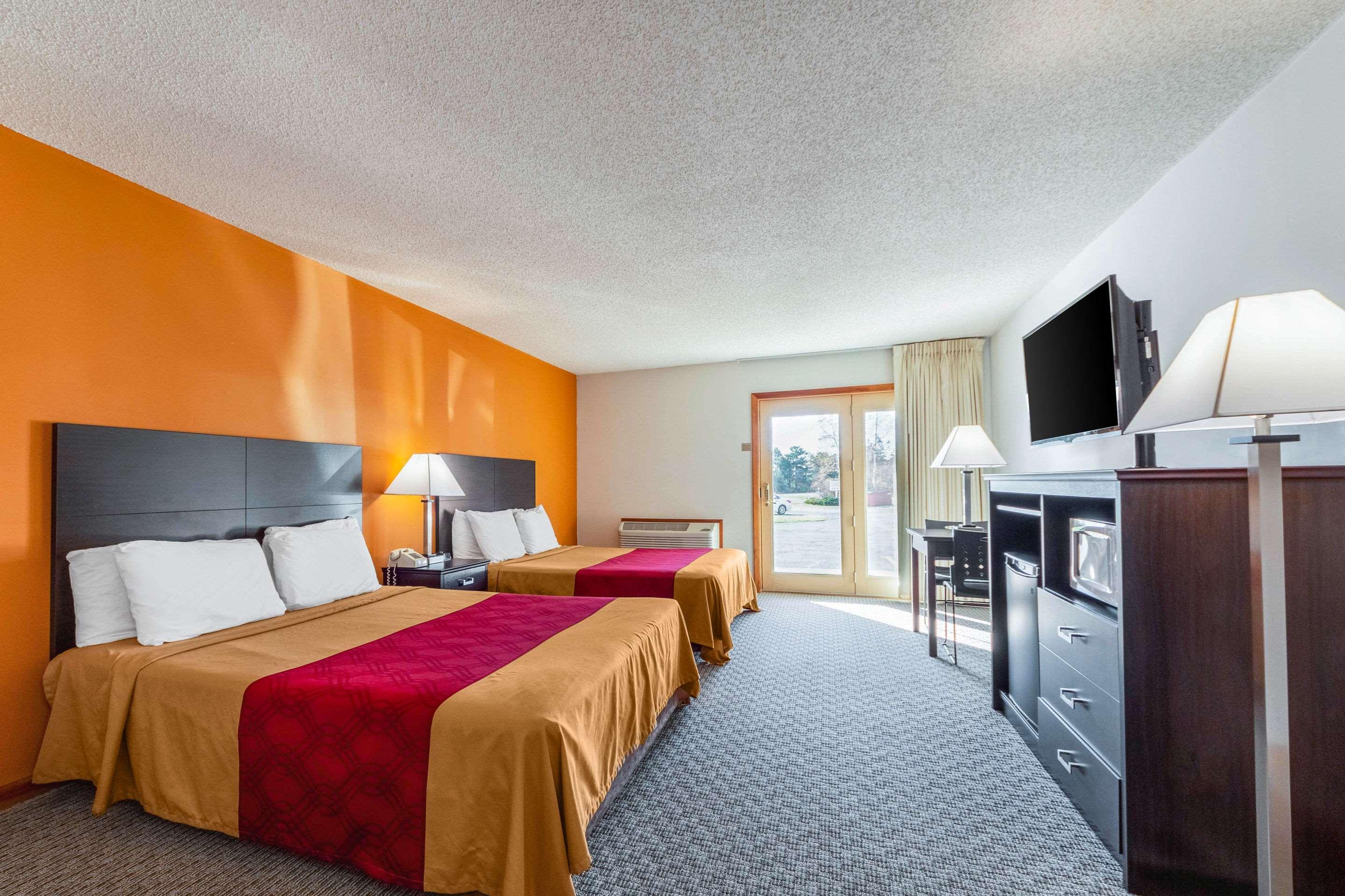 Econo Lodge Lakeshore Manistique Eksteriør billede