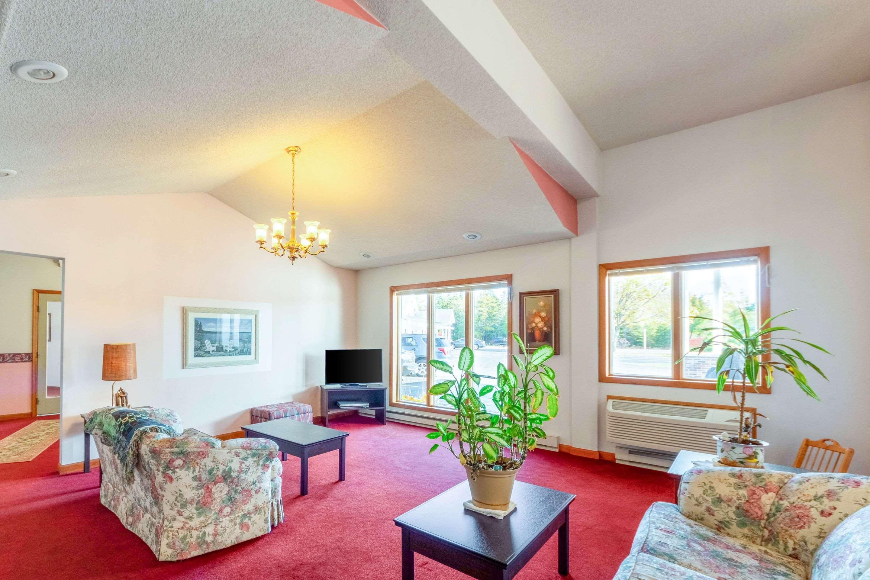 Econo Lodge Lakeshore Manistique Eksteriør billede
