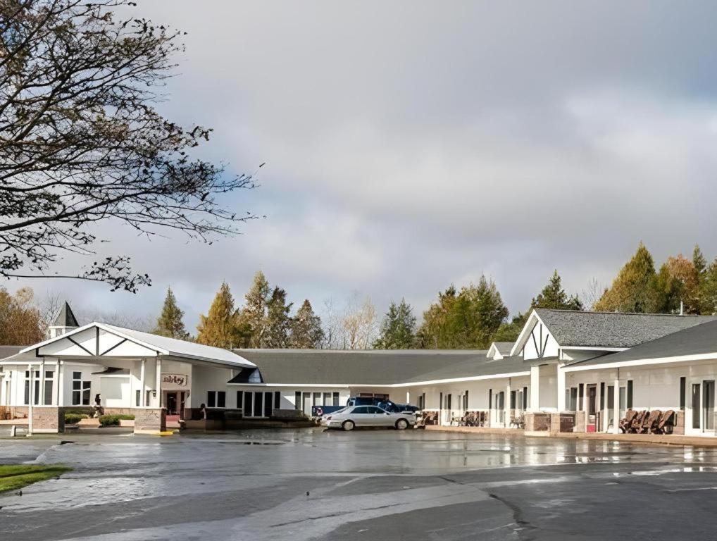 Econo Lodge Lakeshore Manistique Eksteriør billede