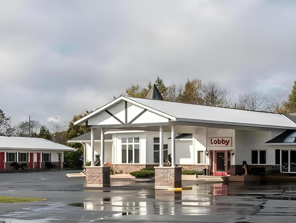 Econo Lodge Lakeshore Manistique Eksteriør billede