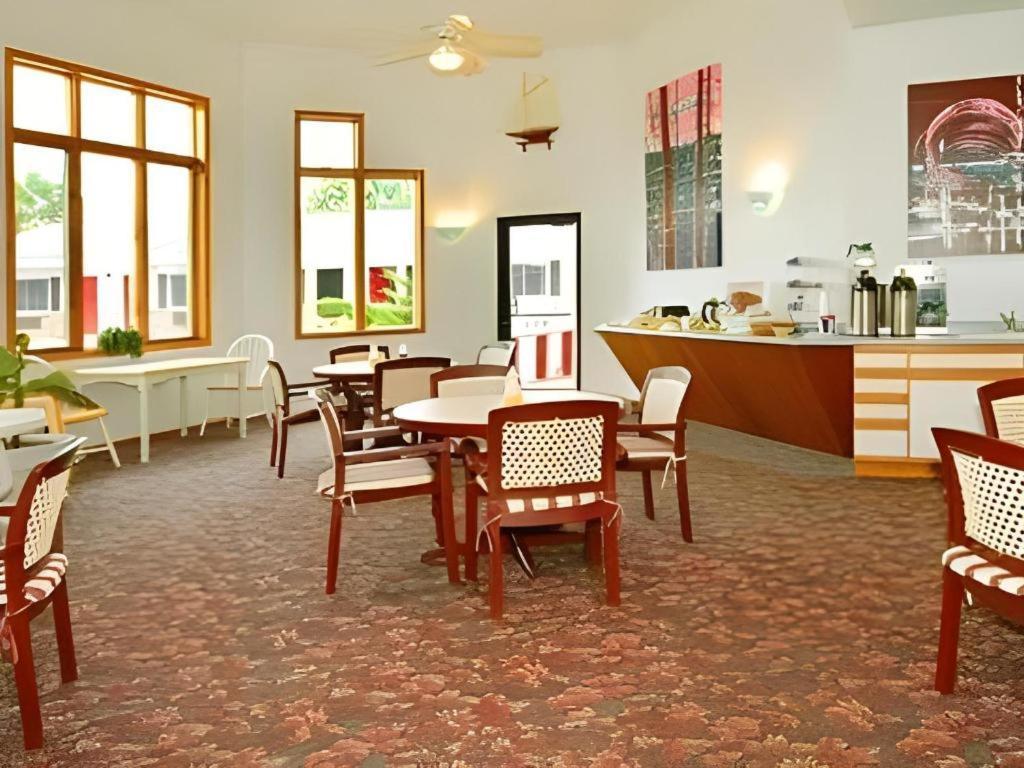 Econo Lodge Lakeshore Manistique Eksteriør billede